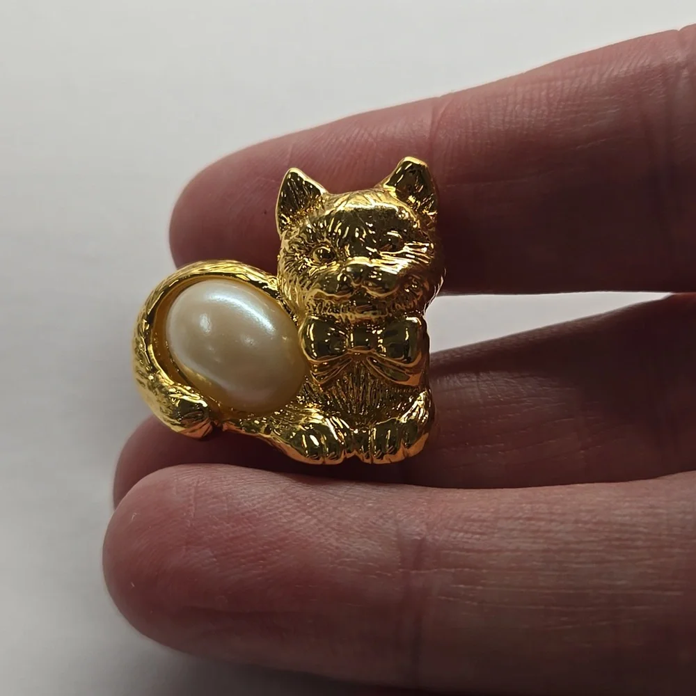 Avon Gold Cat Brooch with Pearl Accent - Picture 2 of 4